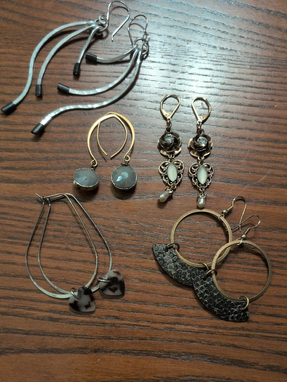 Lot Of Mixed Women’s Earrings Set in Gold and Silver Tones